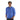 Das Model trägt einen Pullover mit Rundhalsausschnitt die Farbe ist denim. Frontansischt, hat die Hände in der Hose. 