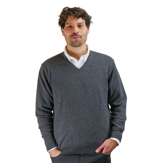 Mann trägt dunkelgrauen Boragno-V-Ausschnitt-Pullover über weißem Hemd.